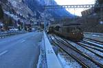 Ein eisiger Morgen in Goppenstein: Ausfahrt der BLS Re4/4 175 mit einem langen Autozug.