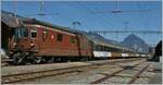 BLS Re 4/4 163 - 165 von 1967, als Ae 4/4 II 263- 265 abgeliefert; die Re 4/4 163  Grenchen  ist in Leissigen mit einem  GoldenPass  RE von Zweisimmen nach Interlaken unterwegs.