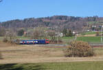 Die Kempttalbahn: Lok 450 053 stösst ihren S-Bahnzug nach Zürich Hardbrücke Richtung Pfäffikon ZH. Vor der Lok ein Doppelstockwagen Serie 26-73 aus der ab 2011 gebauten Serie von 113 Wagen  DPZ Plus  für die SBB. 5.März 2025  
