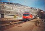 Die SBB Re 460 war als Mehrzwecklok geplant und gebaut und zog am Anfang auch Güterzüge, wie dieses Analog Bild der Re 460 074-8 mit einem Güterzug auf der Fahrt in Richtung Lausanne