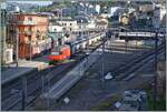 Eine SBB Re 460 (und im nicht zu sehenden Zugsverband noch eine weitere) sind mit einem IR 90/95 auf dem Weg nach Genève Aéroport.