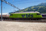 In Frutigen vor dem Lötschberg-Basistunnel wartet am 11 Juli 2022 die BLS Re 465 005, ex „Niesen“ (91 85 4465 005-7 CH-BLS) mit einem Kesselwagenzug auf Weiterfahrt, so konnte ich sie
