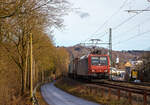 Die SBB Cargo Re 482 003-1 (91 85 4482 003-1 CH-SBBC) fährt am 05.02.2016 mit einem Containerzug durch Wissen an der Sieg in Richtung Köln.