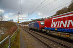 Die Re 482 012-2 „ChemOil“ (91 85 4482 012-2 CH-SBBC) der SBB Cargo AG fährt am 09.04.2022, mit einem „Winner“-KLV -Zug durch Scheuerfeld (Sieg) in Richtung Siegen.
