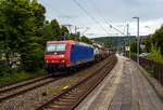 Die am die SBB Cargo International AG vermietete Re 482 011-4 „ChemOil“ (91 85 4482 011-4 CH-SBBC) der SBB Cargo AG fährt am 01 August 2025, mit einem KLV-Zug (HUPAC-Ganzzug) durch