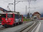 Nachdem Ge 4/4 II 615 'Klosters' die Wagen des RegioExpress in den Ziel- und zugleich Endbahnhof Scuol-Tarasp gezogen hatte, wurde die Lok abgekuppelt, um die auf dem zweiten Gleis bereitgestellten