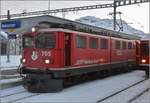Ge 6/6 II 705 der RhB in Samedan, auf immerhin stolze 55 Lenze bringt diese Lok, pardon, dieser Lenz ist bislang nur im Unterland präsent, also 54 Lenze. Januar 2020.