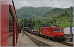 Eine MGB HGe 4/4 II ist mit ihrem Autotunnel-Zug von Oberwald in Realp eingetroffen.