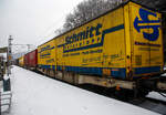 Vierachsiger Drehgestell-Containertragwagen der Gattung Sgmnss, 33 85 4578 226 CH-HUPAC, der HUPAC AG, beladen mit 2 Wechselbrücken, am 19.01.2023 im Zugverband bei der Durchfahrt in Scheuerfeld