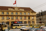 TN/TRN:  50 JAHRE BAHNHOF NEUCH�TEL   Zu diesem besonderen Anlass erinnerte der ausgestelle Motorwagen 73 im Jahre 1986 an die ehemalige Tramverbindung zum Bahnhof.