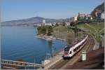 Ein Flirt als S1 nach Yverdon verlässt die Haltestelle Veytaux Chillon.