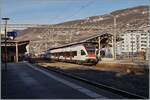 Bei einem tiefen Wintersonnenstand verlassen zwei SBB RABe 523 Flirt Triebzüge als R3 den Bahnhof von Vevey in Richtung St-Maurice.