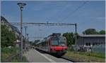 Der Region Alps Regionalzug 6112 beim Halt in Vouvry, ein Bahnhof, der seiner Weichen und Abstellgleise beraubt, zur Haltestelle degradiert wurde.