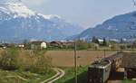 Da wollte ich unbedingt die Berge mit ins Bild einbeziehen, leider wurde dabei der Be 4/6 zu sehr an den Rand gedrückt... (Collombey Mai 1980)