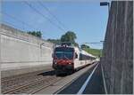 Der Bahnhof von Concise mag kaum durch einladen, hier auszusteigen, doch wie das Bild im Hintergrund zeigt, lohnt allein die herrliche Landschaft schon, den Zug zwischen zwei Betonmauren zu verlassen.