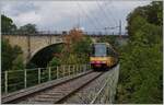 Der TRAVYS Be 4/8 003 (0948000 450 003-9 GT8-100D/2S) ist als Regionalzug auf dem Weg nach  Orbe und überquert kurz nach St-Eloi die Orbe Brücke.