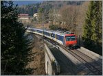 Überraschend begegnete mir dieser NPZ, ein RBDe 562 auf Leerfahrt, bei Chambrelien und brachte etwas Farbe ins in den jungen Frühling.