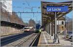 TRN / transN (ex cmn bzw. RVT) Züge in Le Locle: der BDe 4/4 N° 3 wartet auf die Abfahrt nach Les Brenets und der Flirt als R 20 nach Neuchâtel, wobei der RABe 523 076 der SBB gehört und langfristig an die TRN / transN vermietet wurde.

3. Feb. 2024
