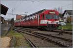 In Bonfol steht der RBDe 4/4 (94 85 7 566 22-6)  mit seinem Bt 50 85 80 35 922-4 als Regionalzug 26453 nach Porrentruy zur Abfahrt bereit.
