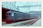 Im Sommer 1987 steht dieser Regionalzug nach Delémont in Porrentury zur Abfahrt bereit.