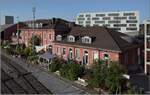 Basel St. Johann. Das Empfangsgeb�ude selbst ist zwar nicht so alt, aber hinter dem Bahnhof verliefen die ersten Gleise in der Schweiz, lange bevor die Spanisch-Br�tli-Bahn gebaut war. Basel, Juli 2017.