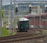 Zum Fest 150 Jahre Nationalbahn durfte Bm 4/4 II 18451 nach einer kleinen Ewigkeit von 10 Jahren endlich wieder an die frische Luft und wurde von Ae 3/5 10217 an ihren fr�heren Einsatzort nach Etzwilen gebracht. Unverwechselbar der gleiche Baustil der Re 4/4 I 2. Serie, f�r die sie Pate war. Hier am Beginn der Reise in D�niken, April 2025.