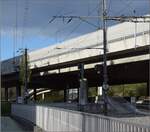 Abschied von einem Unikum, der Mehrsystemoberleitung in Zürich Giesshübel.

Mehrsystemausleger mit Gleichstromfahrleitung links und Wechselstromfahrleitung rechts. April 2022.