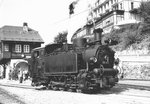 BC: Schweizer Dampf-Festival 2016. Infolge der unsicheren Wetterprognosen habe ich diesen alljährlichen wiederkehrenden Grossanlass am Genfersee zu Hause anhand von Archivbildern aus Vorjahren erlebt. Die ehemalige DR G 5/5 99193 nach der Ankunft mit einem Dampfzug in Chamby Sommer 1979.
Foto: Walter Ruetsch 