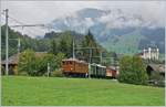 50 Jahre Blonay Chamby - Bündnertag im Saaneland: Die BB Ge 4/4 81 (RhB Ge 4/4 181) verlässt Gstaad mit ihre Extrazug für eine Fahrt nach Rougemont und Zurück.