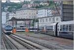 Links im Bild nochmals die MOB Ge 4/4 8002 und rechts die andere Hälfte des GPX in Montreux.