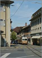 Im Gegensatz zur AOMC verlaufen die ersten Kilometer der A-L und ASD in Aigle nicht eigentrassiert auf der Strasse; hier ist der A-L Beh 4/4 311 in den engen Strassen der Altstadt von Aigle zu sehen.