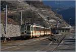 Der AL BDeh 4/4 302 mit Bt in der gefälligen A-L Lackierung bei der Spitzkehre in Aigle Dépot.