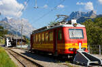 Der tpc BVB BDeh 2/4 „fl�che“ (Pfeil) 24, f�r den gemischtem Adh�sions- und Zahnradbetrieb der Bex–Villars–Bretaye-Bahn, ist beim Bahnhof Gryon ,mit dem vorgestellten Fahrradtransport-Vorstellwagen BVB Om725,  abgestellt, hier am 10.09.2023. 

�brigens man kann diesen originalen Triebwagen f�r kleines Geld (f�r einen obligatorischen Preis kaufen. Da ist der Kaufpreis wohl der kleinere Anteil, die Verladung und der Abtransport sind da wohl die h�here Kosten. Die Transports Publics du Chablais muss leider die alten Zahnstangentriebwagen BDeh 2/4 „fl�che,  wie diesen Nr. 24 (Baujahr 1941) sowie die Nr. 22 (Baujahr 1940), leider entsorgen, da diese durch modernere Fahrzeuge ersetzt wurden. So kann man diese Triebwagen als Verein, Museum aber auch als Einzelpersonen von der tpc erwerben. Die letzte Revision von dem Triebwagen war im Dezember 2009.

Dieses Material muss in Bex (Schweiz) abgeholt werden. Der Spezialtransport und die allf�llige Zollabwicklung (sofern dieses Material au�erhalb der Schweiz transportiert wird) obliegen dem K�ufer. Die L�nge betr�gt ca. 15,0 Meter, die Breite 2,4 Meter und das Gewicht  20 Tonnen. Reserveausr�stung ist ebenfalls vorhanden und wird dem K�ufer zur Verf�gung gestellt. Die Ausr�stung muss vom K�ufer vor dem 29. Februar 2024 evakuiert werden. Der Verkaufspreis ist symbolisch !!!

Die BVB BDeh 2/4 „fl�che“ (Pfeil) Nr. 21 bis 26 wurden in den 1940er Jahren (1939 bis 1945), noch als BFeh2/4,von der SLM (Schweizerische Lokomotiv- und Maschinenfabrik in Winterthur) gebaut, die elektrische Ausr�stung ist von der MFO (Maschinenfabrik Oerlikon). Die Pfeile (fl�che) sind sogenannte Alleinfahrer, das hei�t sie fuhren nicht mit Steuerwagen oder in Mehrfachtraktion. Es wurden lediglich Vorstellwagen vorgesellt. 

Diese elektrischen Personentriebwagen mit Gep�ckabteil f�r den gemischtem Adh�sions- und Zahnradbetrieb, verf�gen �ber 2 Drehgestelle mit je 2 Achsen, von denen jeweils einen Achse mittels einem Motor angetrieben ist. Die somit beiden Motoren sind in Reihe geschaltet. Jeder in L�ngsrichtung angeordnete Motor treibt �ber eine Kupplung die Adh�sionsachse an. Im Zahnradbetrieb wir das Triebzahnrad dann von der Achse angetrieben. Die Triebwagen m�ssen immer Zahnradbetrieb in der gleichen Richtung stehen (der F�hrerstand 1/ Drehgestell 1 muss immer in Richtung Berg zeigen), denn die Sperrklinkenbremse wirkt nur in einer Richtung. So m�ssen  die Triebwagen f�r Transit zwischen der Linie Bex - Villars und der
Villars – Bretaye immer Gleis 5 nehmen, um in die richtige Richtung zu finden.

TECHNISCHE DATEN:
Inbetriebsetzung: 1939 bis 1945
Spurweite: 1.000 mm (Meterspur)
Achsfolge: 1Az 1Az
Zahnstangensystem: Abt
L�nge: 15.000 mm
Breite: 2.400 mm
Treibraddurchmesser: 764 mm
Zahnrad-Teilkreisdurchmesser: 573 mm
Eigengewicht: 19,5 t
Maximales Zuggewicht (Dienstgewicht): 27 t
Sitzpl�tze: 48
Stehpl�tze: 32
Max. Ladegewicht: 1,5 t
Versorgungsspannung: 750 V 
maximal Leistungsaufnahme: 580 Ampere
Leistung im Dauerbetrieb: 180 kW
�bersetzung: 1:14,260 (Adh�sion und Zahnrad)
Max. Neigung im Adh�sionsbetrieb: 60 ‰
Max. Neigung im Zahnradbetrieb: 200 ‰
H�chstgeschwindigkeit im Adh�sionsbetrieb: 35 km/h
H�chstgeschwindigkeit im Zahnradbetrieb bei Bergfahrt: 18 km/h
H�chstgeschwindigkeit im Zahnradbetrieb bei Talfahrt: 15 km/h

Der Vorstellwagen f�r den Fahrradtransport BVB Om725 hat ein Eigenwicht von 1,6 t und eine max. Zuladung von 1,5 t.

Quelle: TPC

Die Wagenk�sten der Triebwagen haben gro�e �hnlichkeit mit den acht reinen Zahnradtriebwagen GN Bhe 2/4 (ex BChe 2/4) der ehemaligen Glion–Rochers-de-Naye-Bahn (sp�ter MTGN - Montreux–Territet–Glion–Rochers-de-Naye-Bahn, heute Teil der MVR - Transports Montreux-Vevey-Riviera). Von diesen wurden ja auch1938 f�nf von der SLM gebaut (jeweils einer folgte 1947, 1949 und 1966). Diese sind aber reine Zahnradtriebwagen und haben eine Spurweite von 800 mm.