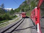 Auf der einspurigen Strecke von Visp nach Zermatt l�sst die HGe 4/4 „Mount Fuji“ der Matterhorn Gotthard Bahn an der letzten Kreuzungsstelle vor Zermatt den gerade dort gestarteten