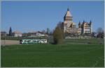 Vor dem klassischen BAM Hintergrund des Château de Vufflens ist ein BAM SURF Be 4/4 - B - Be 4/4 Regionalzug auf dem Weg nach Bière.

5. April 2023 