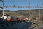 Heute zeigt sich der Bahnhof von Glovelier moderner: während die SBB Gleisanlage etwas zurück gebaut wurde verfügt die CJ nun über einen eigenen Bahnsteig mit zwei Perronkanten.

Im Bild der CJ Be 652 mit Bt, der auf die Abfahrt nach La Chaux de Fonds wartet. 

13. Jan. 2025