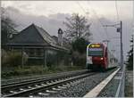 Als S51 ist der  der Meterspurige TPF ABe 2/4 - B - Be 2/4 N° 105 kurz vor Bulle auf dem Dreischienen Gleis auf der Fahrt nach Palézieux.