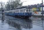  Dank  des kr�ftigen Regens an diesem Maitag 1980 spiegelt sich BDe 4/4 37 (SIG/MFO 1913, Umbau 1958) auf seiner Fahrt von Bern nach Worb im Stra�enpflaster.