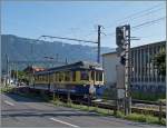 Der ABDe 4/4 308 der BOB verlässt mit vierzehenteiligen Regionalzug von Interlaken nach Lauterbunnen und Grindelwald den ersten Halt Wilderswil.