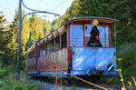 Schynige Platte Bahn: Die historisch hergerichteten offenen Wagen 6 und 8 im Aufstieg unterhalb Breitlauenen, 23.August 2016.