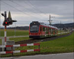 Bierlisi statt Bipperlisi. 

Be 4/8 110 'Merkur' auf dem Weg von Attiswil nach Wiedlisbach muss auch noch vorbeifahren, da fahrplantechnisch bedingt die Doppelspur bei Attiswil zur Kreuzung der Regelzüge verwendet wird. Februar 2026.