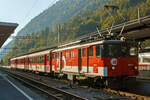Gep�cktriebwagen zb De 110 001-5, ex SBB Br�nig Deh 4/6 906, ex SBB Fhe 4/6, steht am 02.10.2011 in Interlaken Ost mit einem Regionalzug (IR) zur Abfahrt nach Meiringen bereit.

Dieser Triebwagen wurde 1942 von SLM gebaut. Einst war er SBB Br�nig Deh 4/6 906 und hatte in einem mittleren Drehgestell einen Zahnradantrieb, beim Umbau 1992 wurde dieser entfernt.

Diese Meterspur-Gep�cktriebwagen De 4/4 II / De 110 wurden 1941 - 1942 als Gep�ckzahnradtriebwagen SBB Fhe 4/6 sp�ter Deh 4/6 von SLM mit einer elektrischen Ausr�stung von BBC (7 St�ck), MFO (5 St�ck) und SAAS (4 St�ck) f�r die Br�nigstrecke, mit gemischten Adh�sions- und Zahnradbetrieb gebaut. Da die Schweizerischen Bundesbahnen (SBB) w�hrend des Zweiten Weltkriegs ihre meterspurige Br�niglinie mit dem bei der Normalspur �blichen Wechselstrom 15 kV 16 2/3 Hz elektrifizierte, beschaffte sie eine Serie von 16 Zahnrad-Gep�cktriebwagen. Ab 1954 wurden sie durch zwei HGe 4/4 I entlastet, bis 1990 zur Ablieferung der HGe 4/4 II (101) versahen die Deh 4/6 aber ihren Dienst auf der Gesamtstrecke Luzern-Meiringen-Interlaken Ost. Anfang der 1990er Jahre wurden die Deh 4/6 in zahnradlosen Gep�cktriebwagen De 4/4 110 umgebaut und die SBB setzte sie nur noch f�r die Talpendelz�ge ein.

TECHNISCHE DATEN der De 110: 
Spurweite: 1.000 mm 
Achsformel: Bo'Bo' 
L�nge �ber Kupplung: 14.600 mm 
Drehzapfenabstand: 9.400 mm 
Achsabstand im Drehgestell: 2.500 mm
Treibraddurchmesser: 900 mm (neu)
Gewicht: 42 t
Nutzlast: 3 t
H�chstgeschwindigkeit: 75 km/h   
Leistung: 930kW ( 1.270 PS )

Vor dem Umbau als Deh 4/6:
Hersteller: SLM / BBC / SAAS
Nummerierung: 901-916
Baujahr:1941
Achsformel: Bo' 2'zz Bo'
Achsabst�nde: 2.500 / 1.730 / 3.440 / 1.730 / 2.500 mm
Zahnradabst�nde: 2.350 mm
Gewicht: 54 t
Nutzlast: 3 t
H�chstgeschwindigkeit Adh�sion: 75 km/h
H�chstgeschwindigkeit Zahnrad: 33 km/h (Bergfahrt)
Leistung: 894 KW
Stundenleistung:809 kW (1.100 PS) bei 31 km/h
Anfahrzugkraft: Adh�sion 137 kN / Zahnrad 275 kN
Stundenzugkraft: Adh�sion 137 kN / Zahnrad 186 kN
Treibraddurchmesser: 900 mm (neu)
Laufraddurchmesser: 710 mm (neu)
Treibzahrad-Teilkreis-�: 860 mm
Zahnradsystem: Riggenbach
Zahn�bersetzung: 1 : 11,42
Leistung Zahnrad: 2 x 255 = 510 KW
Stromsystem: 15 kV, 16⅔ Hz ~

In Erwartung des Kohlenmangels des heraufziehenden Zweiten Weltkrieges, aber auch aus milit�rischen Gr�nden, sowie das Alter des Dampflokparks, hatten die SBB bewogen, baldm�glichst auch die Meterspurstrecke am Br�nig zu elektrifizieren. F�r die Strecke Luzern-Meiringen ben�tigte man, dank guter Vorbereitung, ab M�rz 1940 nur eineinhalb Jahre bis zur Fertigstellung. Die restliche Strecke nach Interlaken Ost wurde zum Jahresende 1943 mit Oberleitung versehen. Das Firmenkonsortium SLM, BC, MFO und SAAS wurden beauftragt, einen Gep�cktriebwagen mit gemischten Adh�sions- und Zahnradantrieb zu entwickeln. Weiter sollten Gep�ckwagen eingespart werden. So entstand ein Fahrzeug in bemerkenswerter Technik. Der geschwei�te Lokomotivkasten mit zwei Endf�hrerst�nden ruhte auf drei kurzgekuppelten Drehgestellen, wovon die beiden f�hrenden der Adh�sion dienten, das mittlere Innenrahmen Laufgestell trug die Zahnradtechnik. So schuf man ein zuerst effektives Fahrzeug, das trotz seines kr�ftigen Zahnradantriebes f�r h�here Geschwindigkeiten im Flachland geeignet war. Dabei wurde das Gleis geschont.

Die einzige Schmalspurbahn der Schweizerischen Bundesbahn (SBB) Luzern-Meiringen-Interlaken Ost �berwindet mit Hilfe des Zahnstangensystems Riggenbach den Br�nigpa� auf 1.002 m �ber Meeresspiegel mit bis 121 ‰ Steigung. Mit den 1941 in Dienst gestellten Zahnrad-Gep�cktriebwagen Fhe 4/6 bzw. sp�ter Deh 4/6 begann die elektrische Zugf�rderung. Die letzten der einst 16 Triebwagen sind heute noch als Reservefahrzeuge vorhanden - als Deh 120 mit Zahnradantrieb bzw. als De 110 f�r die Talstrecken im reinen Adh�sionsbetrieb.

Umbau f�r Talpendelz�ge:
Ende 1987 wurde der Deh 4/6 913 durch die Br�nig-Werkst�tte Meiringen versuchsweise auf reinen Adh�sionsbetrieb umgebaut, wobei das mittlere Zahnradtriebgestell, entfernt wurde. Das Fahrzeug wurde f�r den Pendelzugbetrieb (mit Steuerwagen) auf den Talstrecken der Br�nigbahn hergerichtet und erhielt die Bezeichnung De 4/4 913.

Von der restlichen Serie der Deh 4/6 schied der 915 durch Unfall 1990 aus, die 905 und 907 wurden 1991 an die benachbarte Luzern-Stans-Engelberg-Bahn (LSE) verkauft. Die LSE baute zwischen 1991 und 1992 den 905 ebenfalls um, daraus entstand der LSE De 4/4 121; der 907 wurde als LSE Deh 4/6 122 weiterbetrieben, ehe er zwischen 1993 und 1994 ebenfalls zu einem De 4/4 umgebaut wurde.

Die SBB bauten nach dem 913 zwischen 1991 und 1993 f�nf weitere Deh 4/6 – die 903, 906, 908, 910 und 912 – nach demselben Muster um. Dabei erhielten die umgebauten Fahrzeuge erstmals die neue Baureihenbezeichnung De 110 000–004, der 913 wurde als letzter 1993 in De 110 005 umgezeichnet. Die verbliebenen sieben Deh 4/6 wurden ebenfalls 1993 in Deh 120 006–012 umgezeichnet und f�hren damit die Laufnummern der De 110 fort, wodurch sich Verwechslungen im Betrieb vermeiden lassen.

Durch die Zusammenlegung der LSE und der Br�niglinie zur Zentralbahn (ZB) per Anfang 2005, sind s�mtliche verbliebenen Fahrzeuge seither wieder bei demselben Unternehmen.

Nach dem Umbau �bernahmen die De 110 die Regionalz�ge Luzern–Giswil, Luzern–Stans und Interlaken Ost–Meiringen. In diesen Diensten wurden sie ab 2005 durch die neuen Spatz-Triebz�ge abgel�st, verblieben aber als Reserve. Nach Er�ffnung des neuen Tunnels nach Engelberg werden zwei HGe 4/4 II auf dieser Linie ben�tigt, wodurch die Interregios auf dem Abschnitt Interlaken Ost–Meiringen vor�bergehend wieder mit De 110 bespannt werden m�ssen. Im Dienst waren Anfang 2012 noch die f�nf De 110 001–003 und 021–022. Bis Mitte 2015 war der De 110 021 als letztes Fahrzeug in Luzern abgestellt.