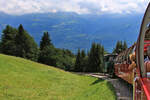 Lok 14 der BRB hat gerade Planalp verlassen im Abstieg nach Geldried und Brienz.