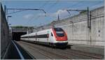 Der IC5 1521, bestehend aus den beiden SBB ICN RABDe 500 023 Charles Ferdinand Ramuz  (Spitze) und RABDe 500 018  Adolf Wölfli  (Schluss) fährt mit hoher Geschwindigkeit durch den Bahnhof