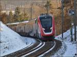 RABe 502 203-8 scheint nicht zu wanken trotz schneller Fahrt, völlig gerade auf dem Gleis, dabei war er subjektiv deutlich schneller als der nachfolgende GTW.