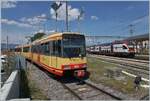 Der Be 4/8 N° 3 (94800 450 003-9 D-TVYS) aus Orbe in Chavornay angekommene wendet hier und wartet auf die baldige Rückfahrt nach Orbe. Der Gleichstromteil des Bahnhofs von Chavornay ist recht klein, und der in der Kurve stehende Triebwagen deshalb nicht ganz einfach zu fotografieren. Mit dem Fahrplanwechsel vom Dez. 2025 endete der Gleichstrom Betrieb und die Strecke wird auf Wechselstrom umgebaut, so dass ab dem Fahrplanwechsel 2026 direkte Züge von Lausanne nach Orbe angeboten werden. 

Rechts im Bild der R1/R2 welcher der OC Anschluss vermittelt.
5. Juli 2025