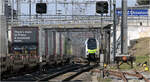 Mit Peter unterwegs in Bern - 

An der nordwestlichen Ausfahrt aus dem Bahnhof Gümligen begegnet der Güterzug den RABe 515 der als S1 nach Thun unterwegs ist.

07.03.2025