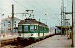 Der  Seehas  in den ersten Jahren: Der MThB ABDe 536 615-8 schiebt einen Leichtstahlwagen und Bt von Engen nach Konstanz und hat soeben Singen erreicht, wo zur Zeit der Aufnahme die Bahnsteige
