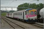 Im Archiv gefunden: mit dem Bt 375 erreicht der TPF Regionalzug von Bulle den Bahnhof von Romont. Das Bild entstand kurz vor der Umbaubedingen Einstellung der Strecke Ende Mai 2011 und damit auch dem Ende der ex MThB Fahrzeuge im Planeinsatz. Interessant: trotzt der damals eher schwacher Frequenz auf dieser Strecke verkehrt der Zug dreiteilig, und dies mit einem TPF Mittelwagen (wahrscheinlich EW I). 
Der Vollständigkeit halber: der schiebende Triebwagen ist der ABDe 537 176-0  Stadt WIL . 

27. Mai 2011