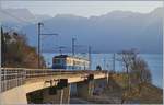 Der MOB ABDe 8/8 4004 FRIBOURG auf der Fahrt Richtung Montreux beim Überqueren der A9 bei Châtelard VD.